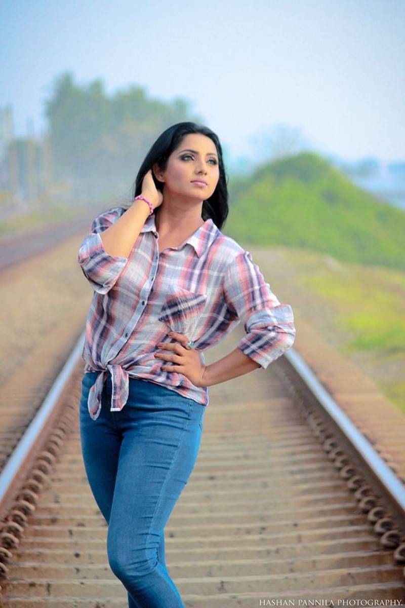 Jayani Weerasinghe In Tight Jeans